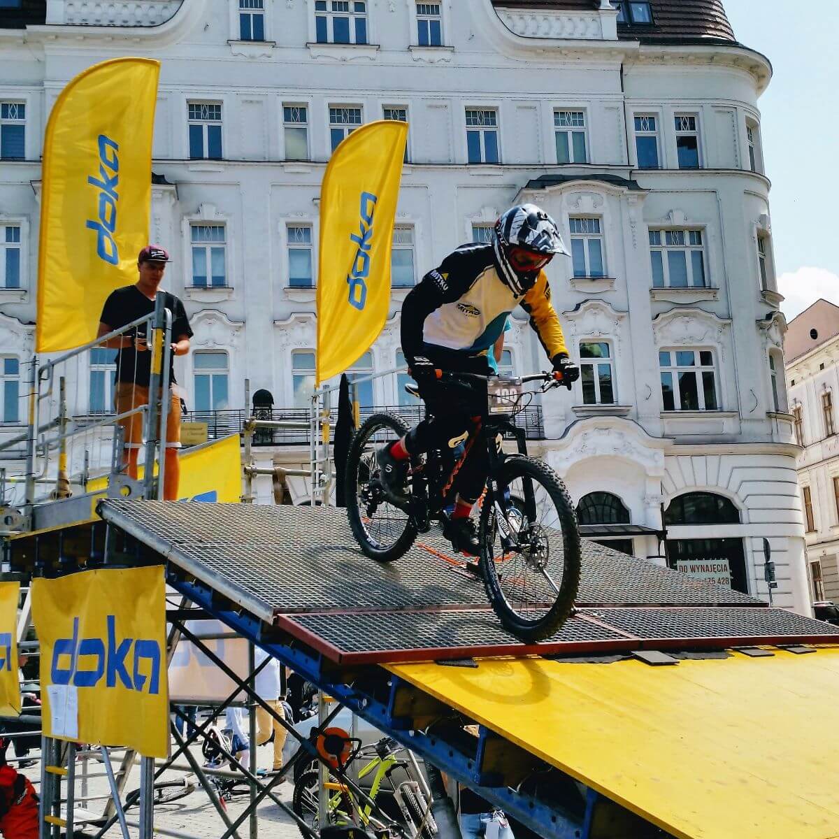 Reklamní vlajka Rider M (80x250 cm) s hliníkovým stožárem