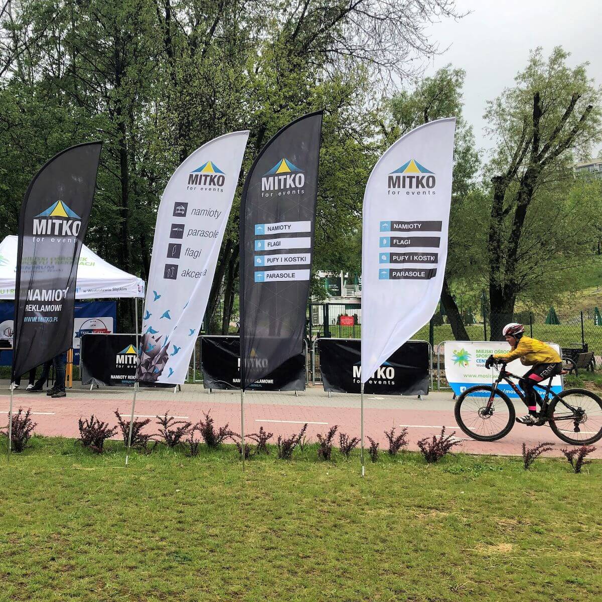 Reklamní vlajka Rider M (80x250 cm) s hliníkovým stožárem